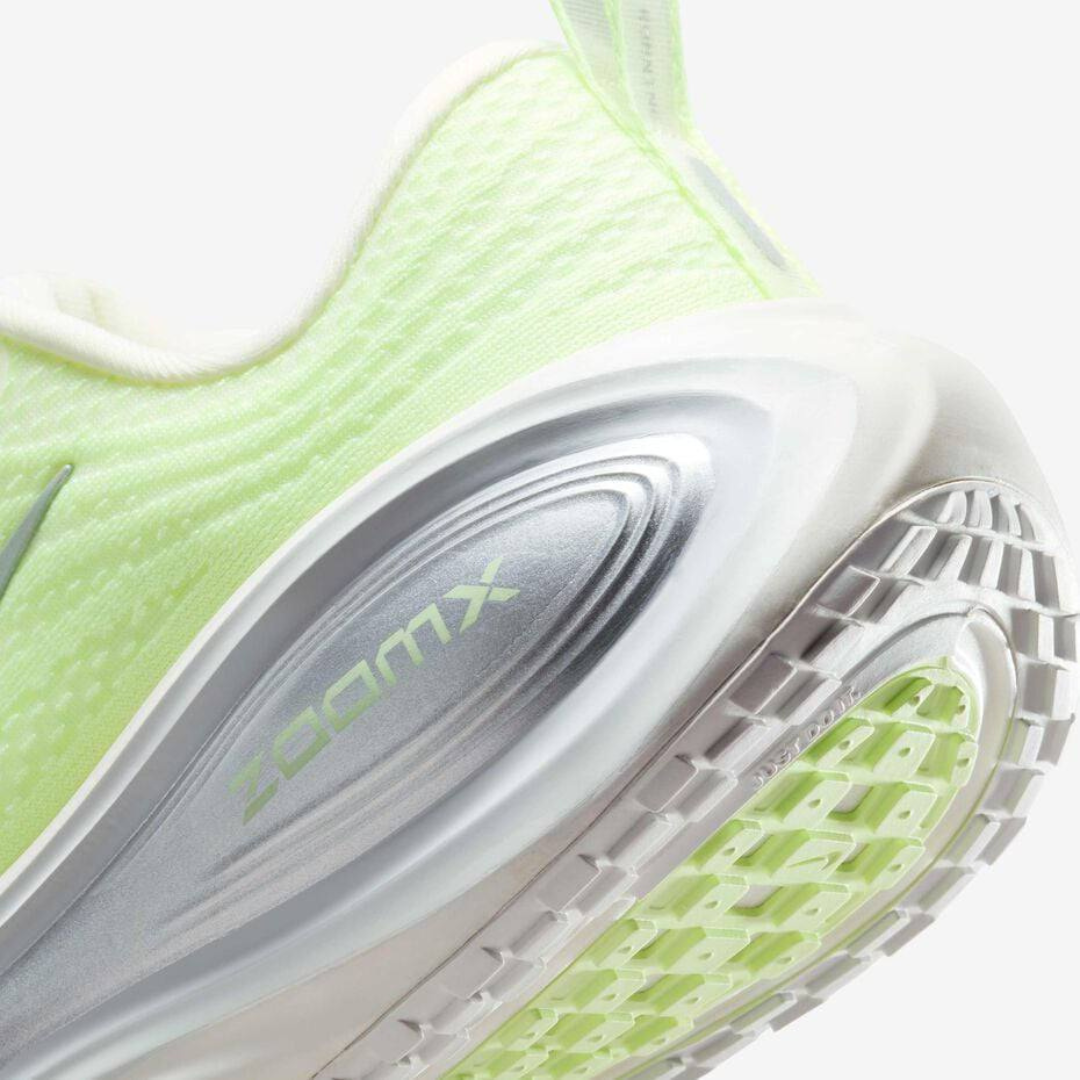 Nike Vomero Plus™ – Green Surge et Argent Platine