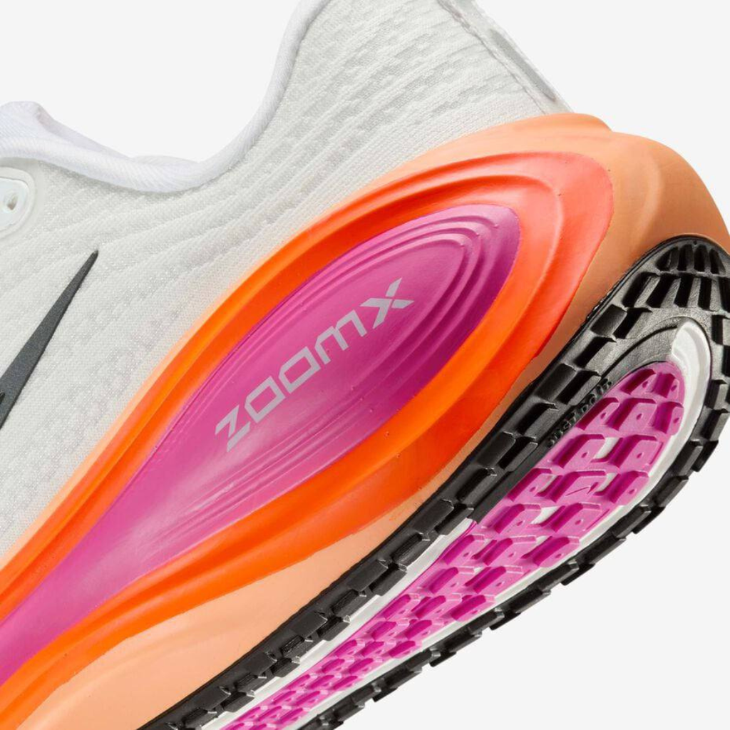 Nike Vomero Plus™ – White Glow avec Sunset Orange et Fire Pink