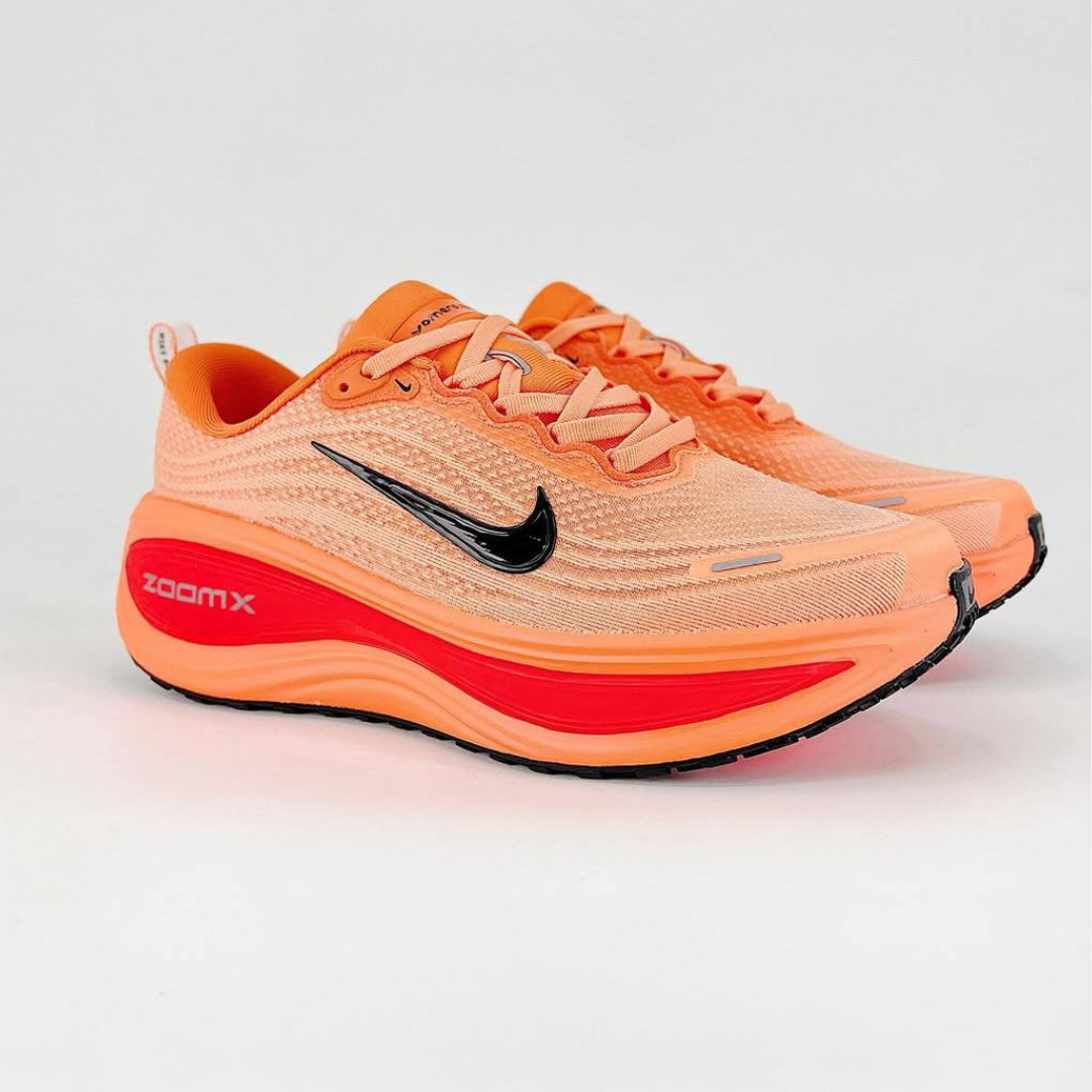 Nike Vomero Plus™ – Orange Couchant avec Rouge Intense
