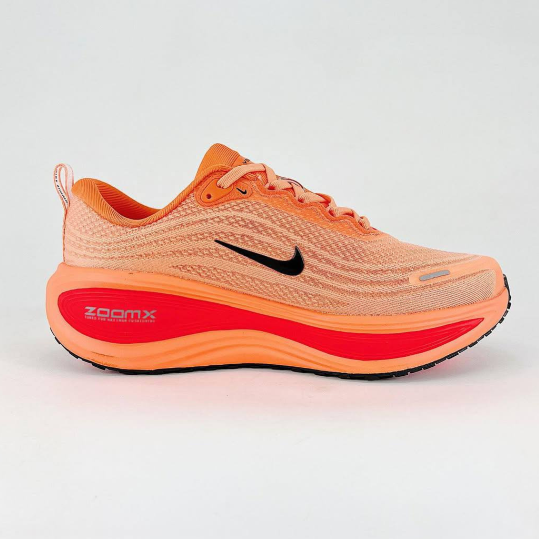 Nike Vomero Plus™ – Orange Couchant avec Rouge Intense