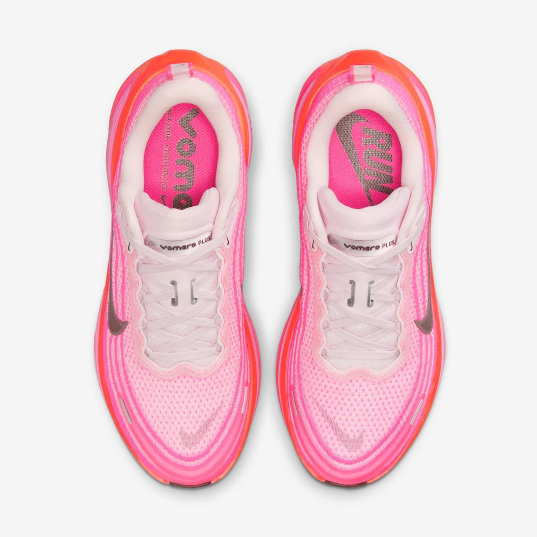 Nike Vomero Plus™ – Rose Pulse avec Sunset Orange