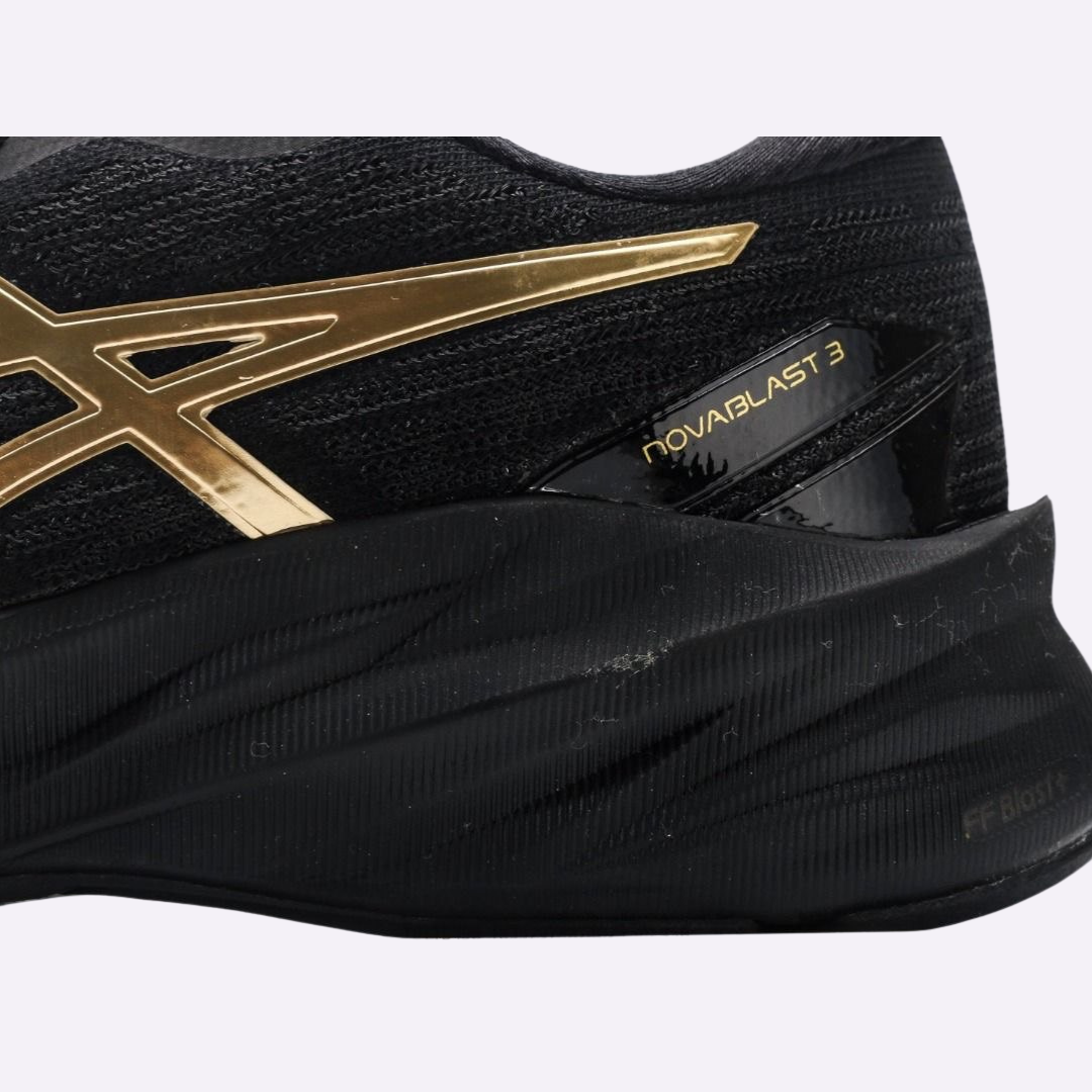 Asics Novablast 3™ – Noir/Doré