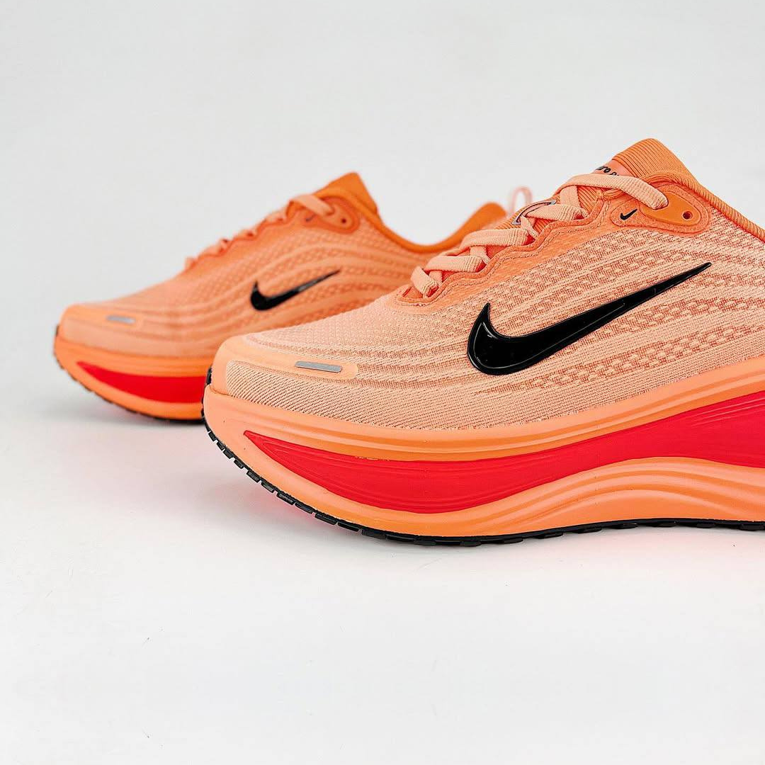 Nike Vomero Plus™ – Orange Couchant avec Rouge Intense