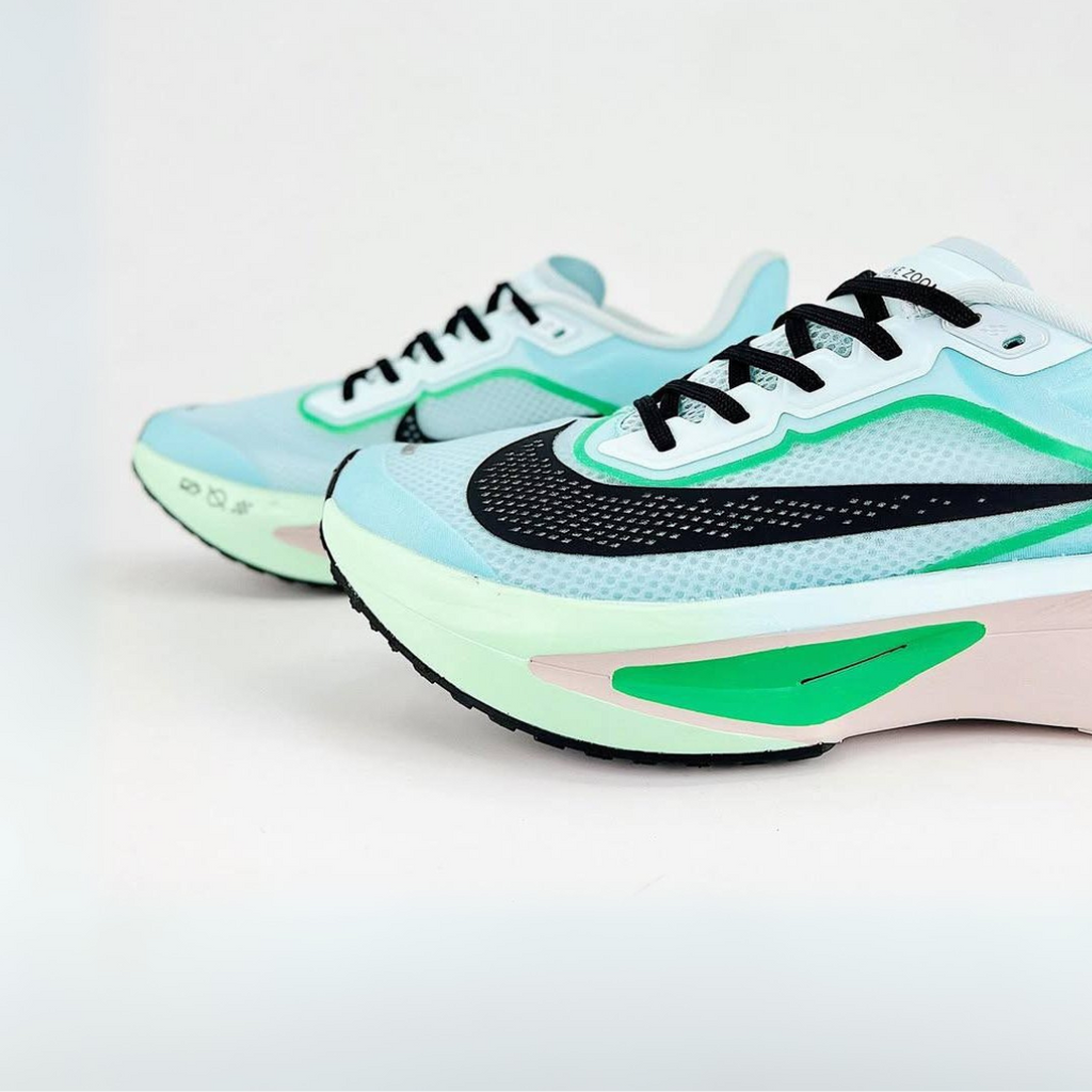 Nike Air Zoom Fly 6™ – Glacier Ice avec Green Strike et Black Shadow