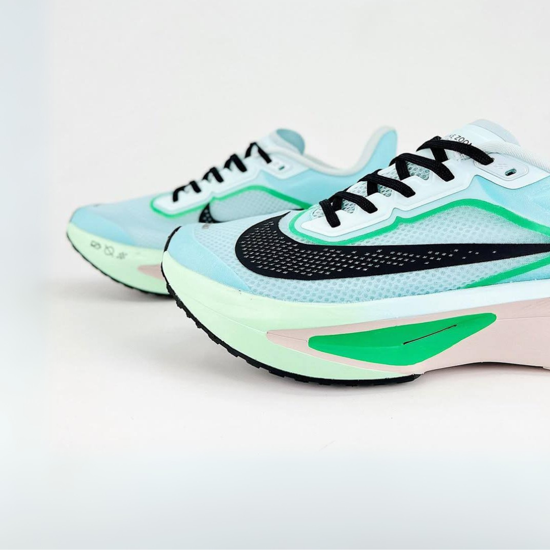 Nike Air Zoom Fly 6™ – Glacier Ice avec Green Strike et Black Shadow
