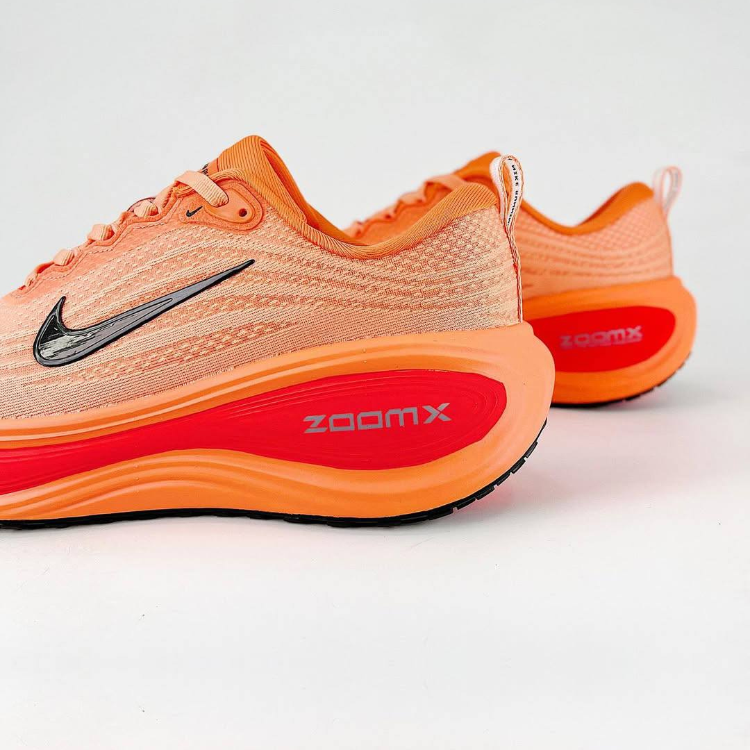 Nike Vomero Plus™ – Orange Couchant avec Rouge Intense