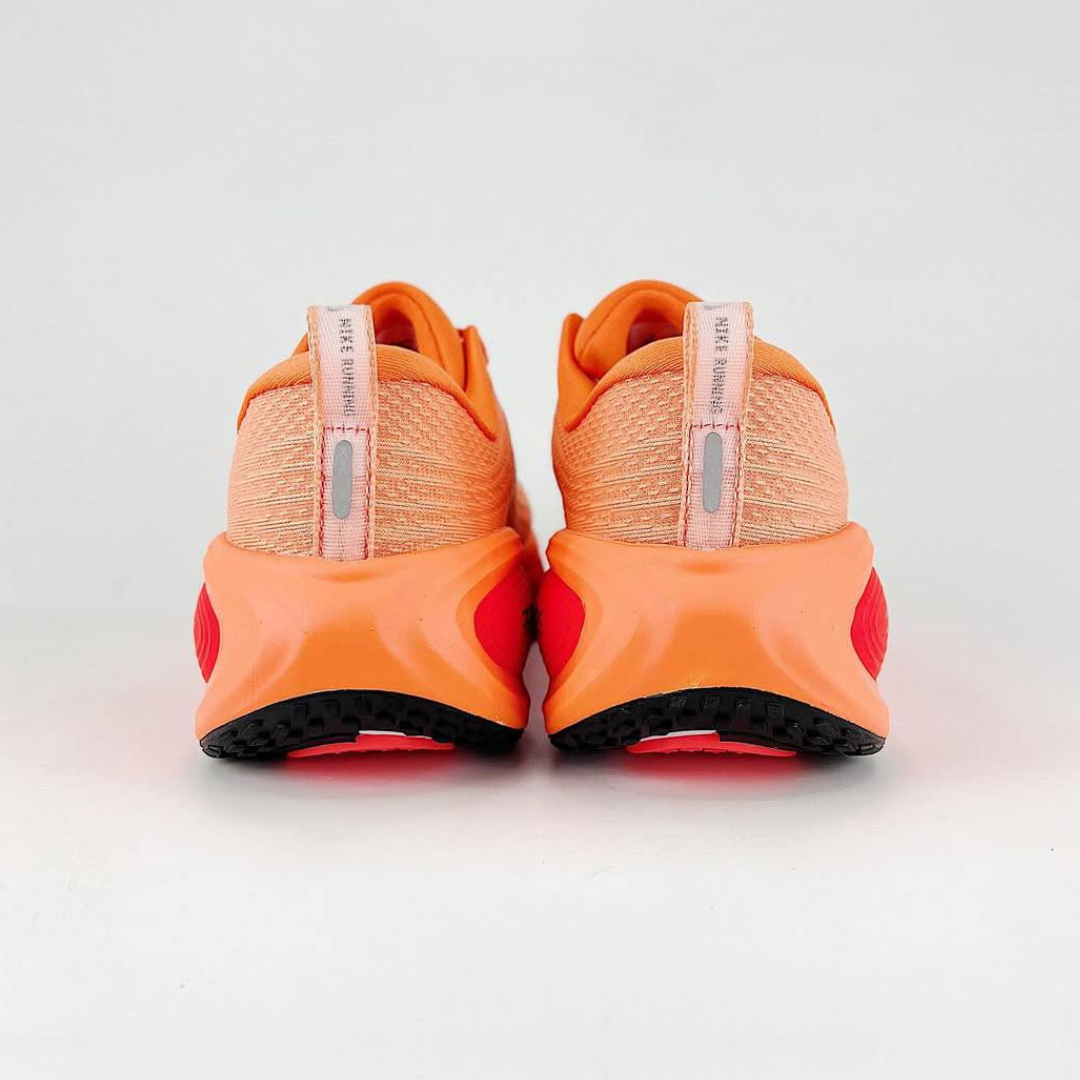 Nike Vomero Plus™ – Orange Couchant avec Rouge Intense