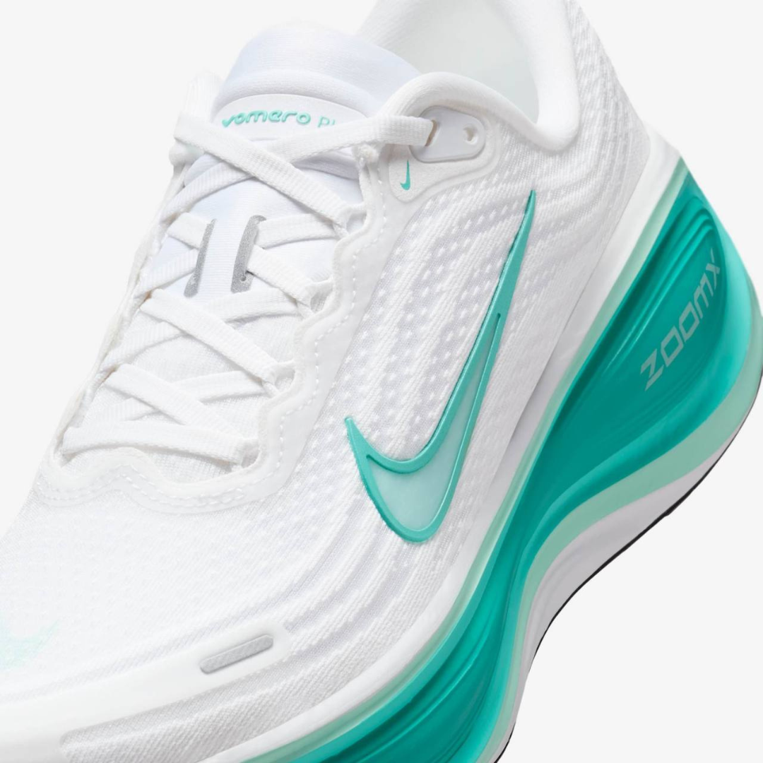 Nike Vomero Plus™ – Blanc Luminescent et Vert Aqua