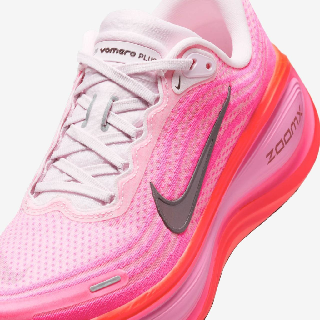Nike Vomero Plus™ – Rose Pulse avec Sunset Orange