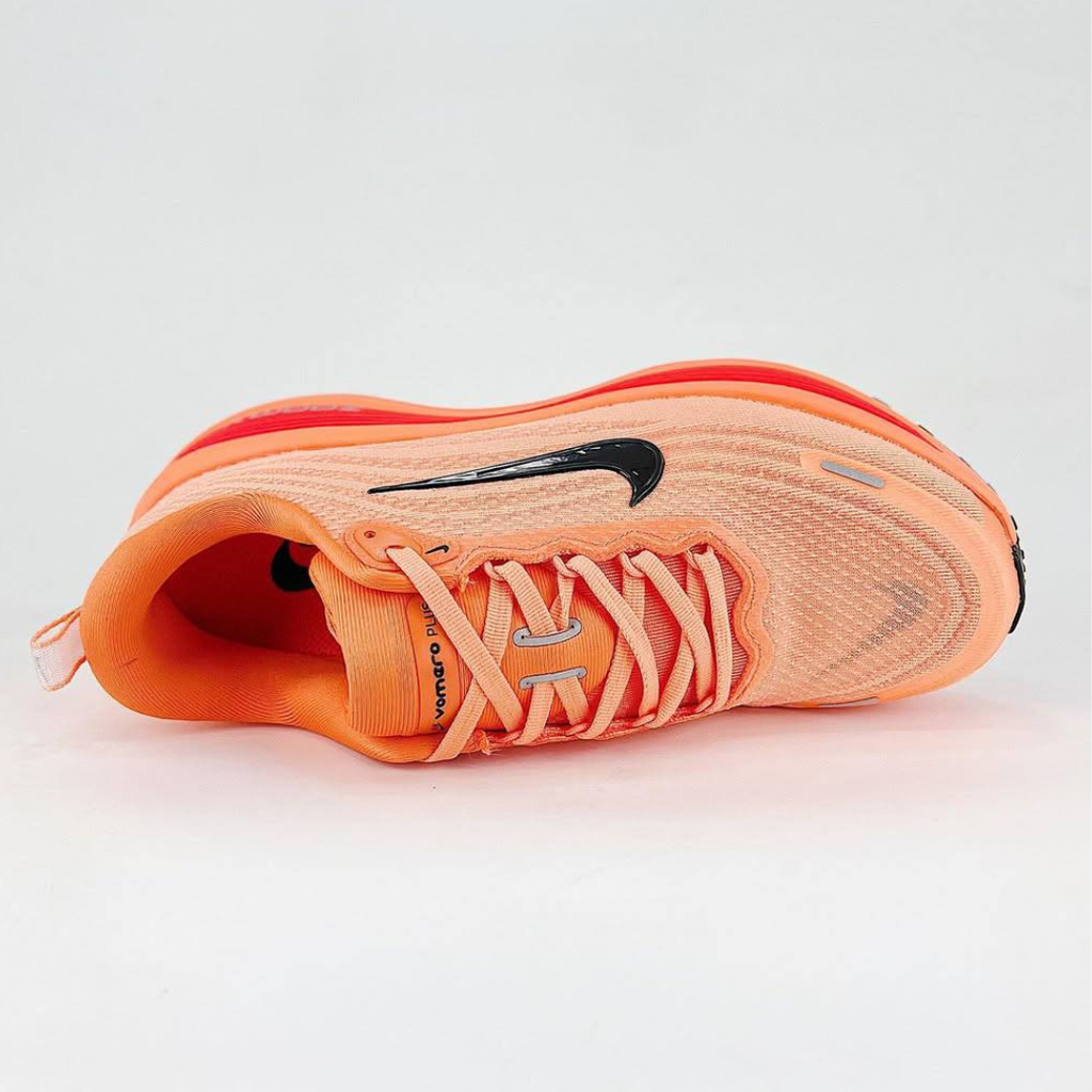 Nike Vomero Plus™ – Orange Couchant avec Rouge Intense