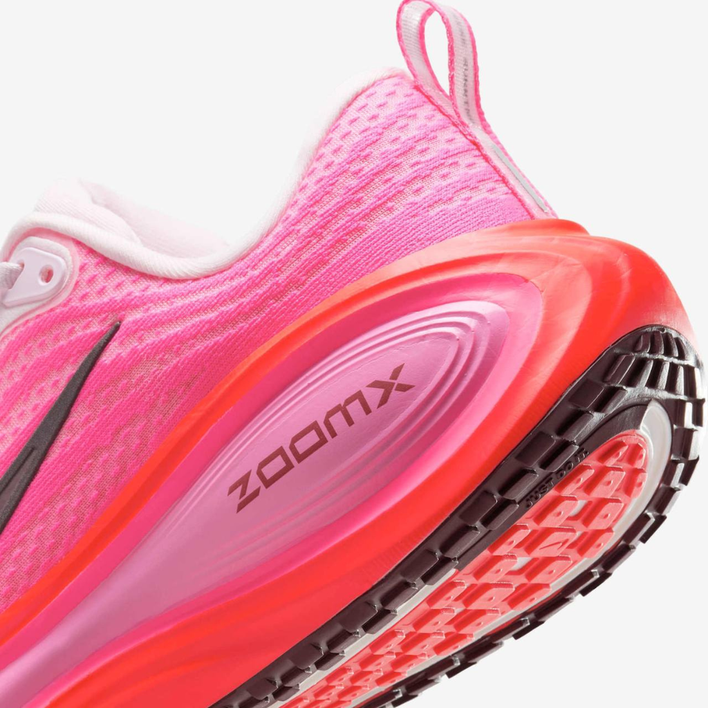 Nike Vomero Plus™ – Rose Pulse avec Sunset Orange