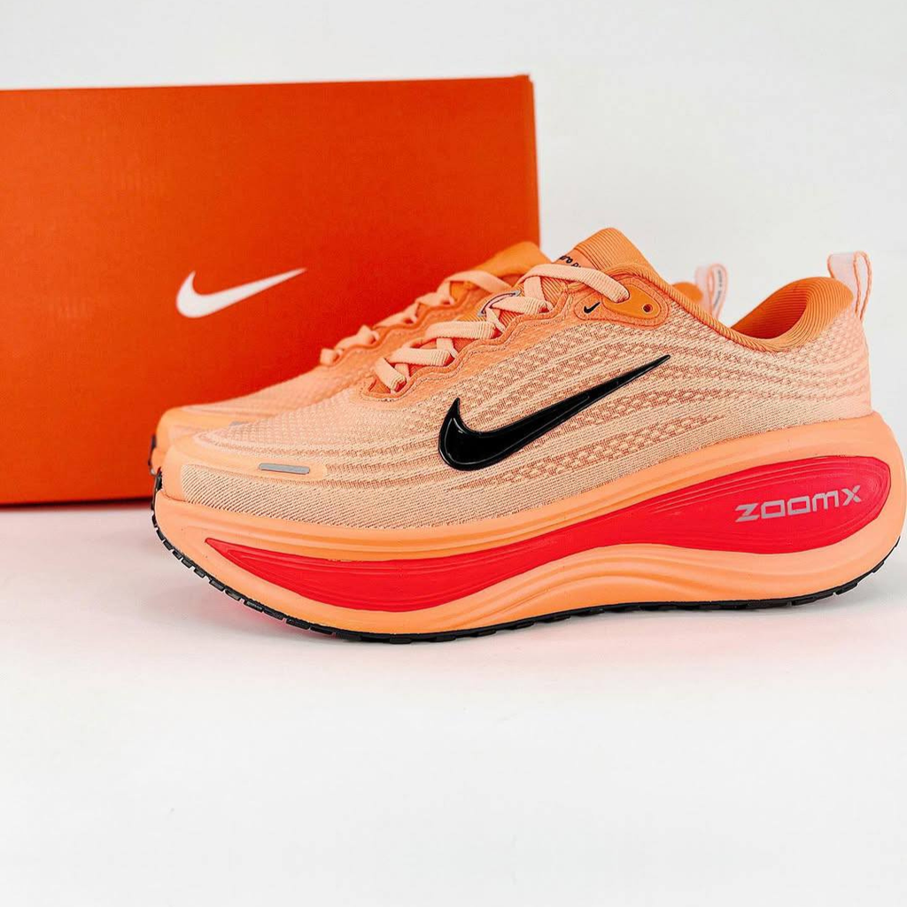 Nike Vomero Plus™ – Orange Couchant avec Rouge Intense
