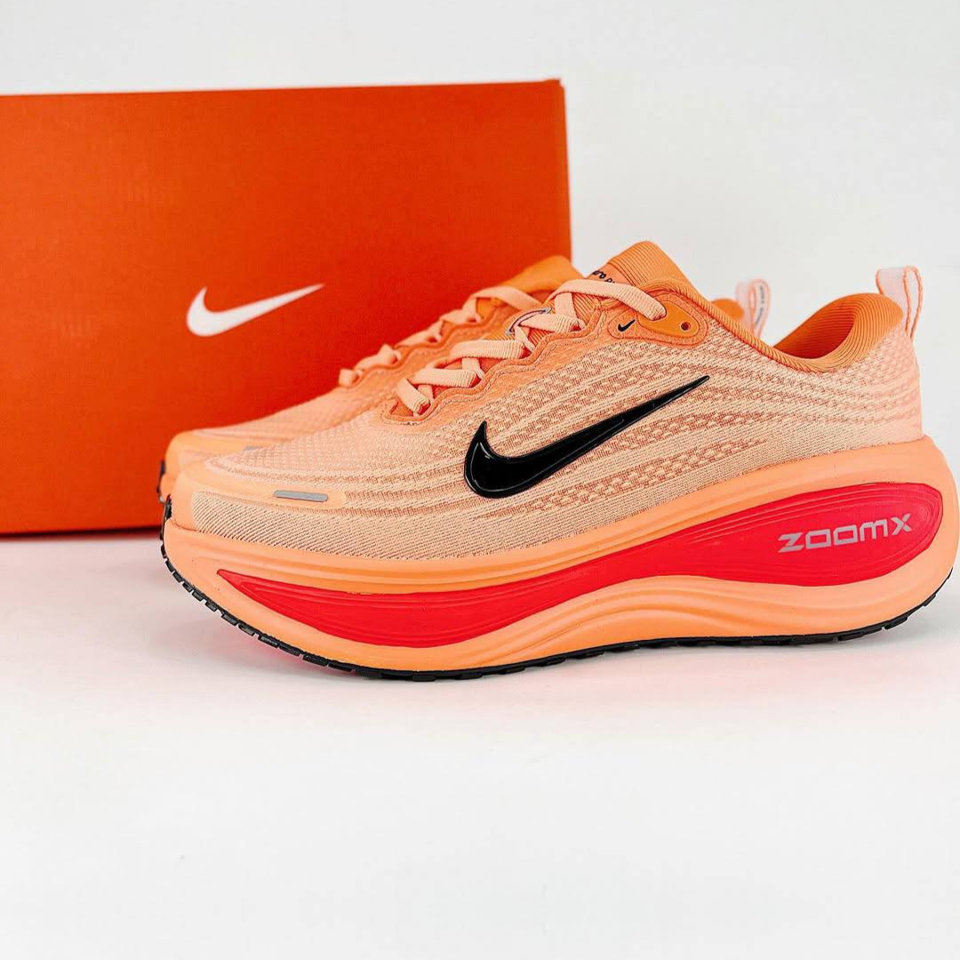 Nike Vomero Plus™ – Orange Couchant avec Rouge Intense