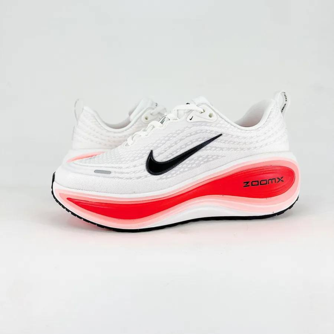Nike Vomero Plus™ – Blanc Charge c/ Rouge Écarlate