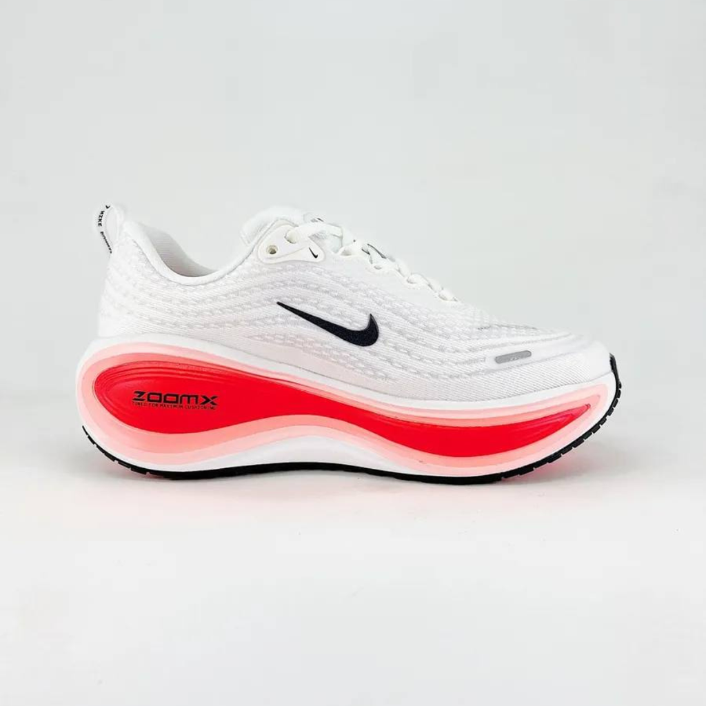 Nike Vomero Plus™ – Blanc Charge c/ Rouge Écarlate