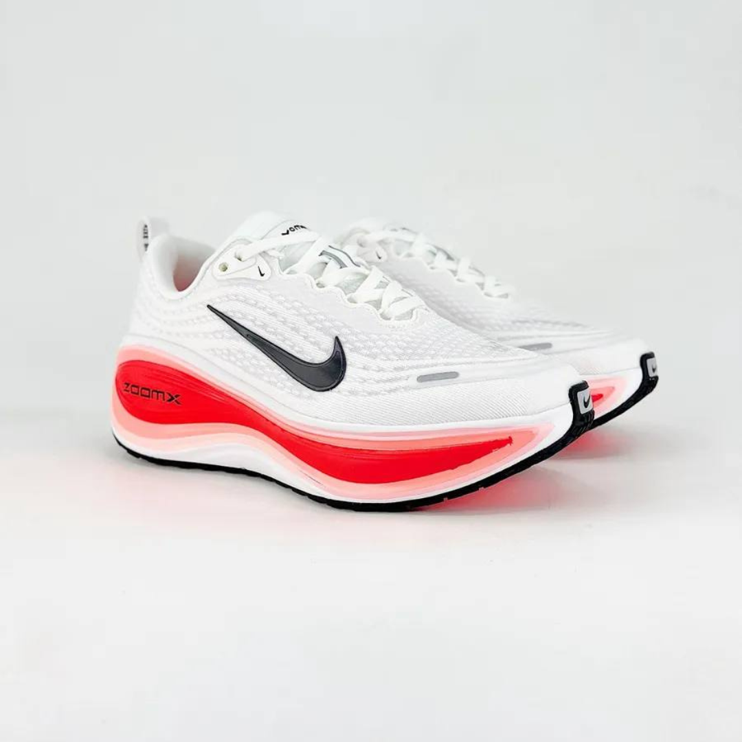 Nike Vomero Plus™ – Blanc Charge c/ Rouge Écarlate