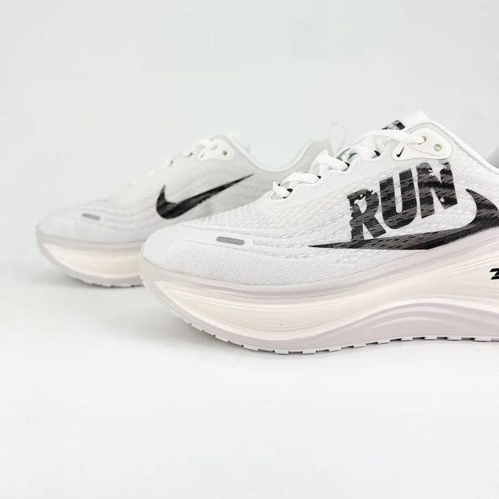 Nike Vomero Plus Run™ – White Cloud et Black Shadow
