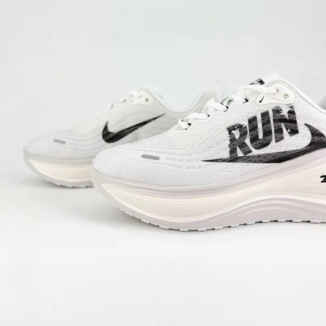 Nike Vomero Plus Run™ – White Cloud et Black Shadow