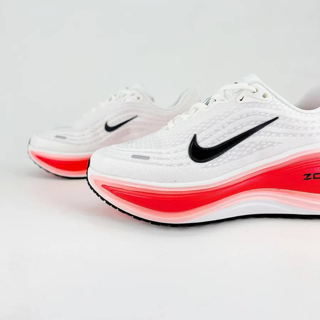 Nike Vomero Plus™ – Blanc Charge c/ Rouge Écarlate