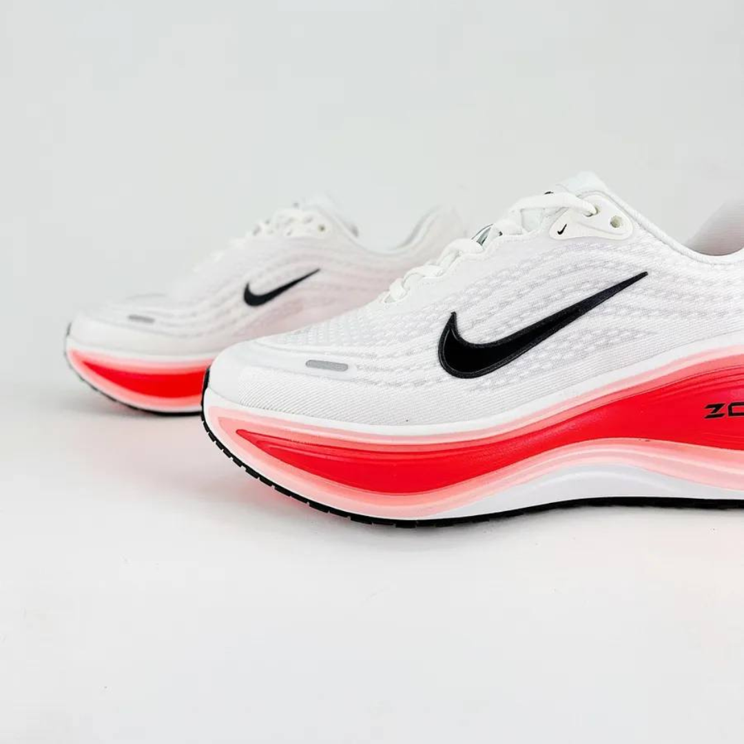Nike Vomero Plus™ – Blanc Charge c/ Rouge Écarlate