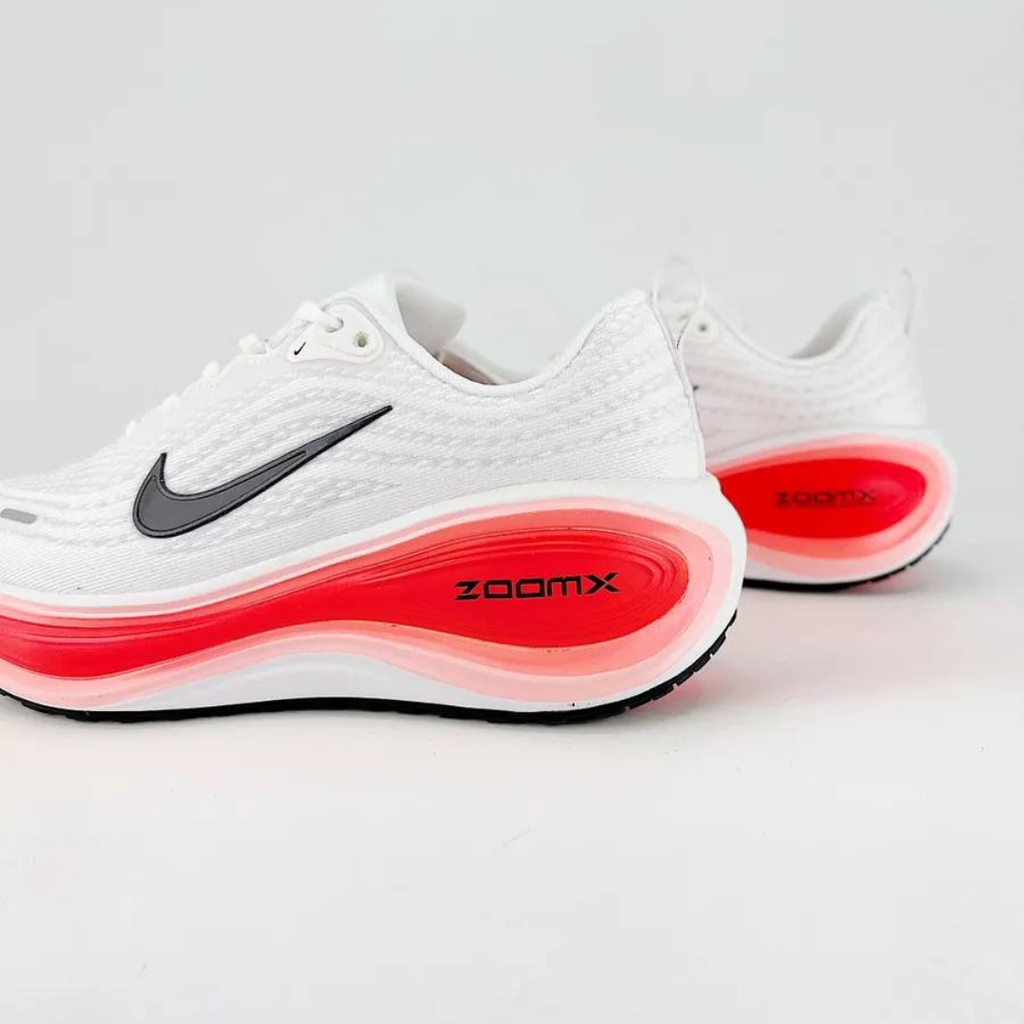 Nike Vomero Plus™ – Blanc Charge c/ Rouge Écarlate
