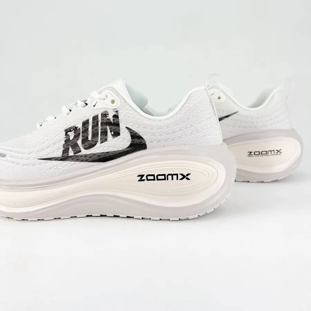 Nike Vomero Plus Run™ – White Cloud et Black Shadow
