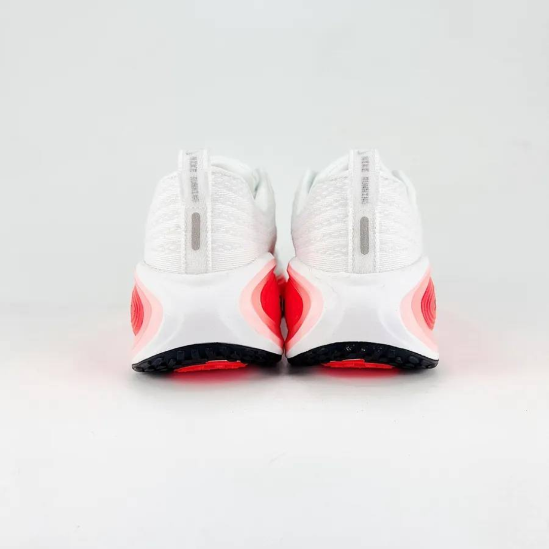 Nike Vomero Plus™ – Blanc Charge c/ Rouge Écarlate