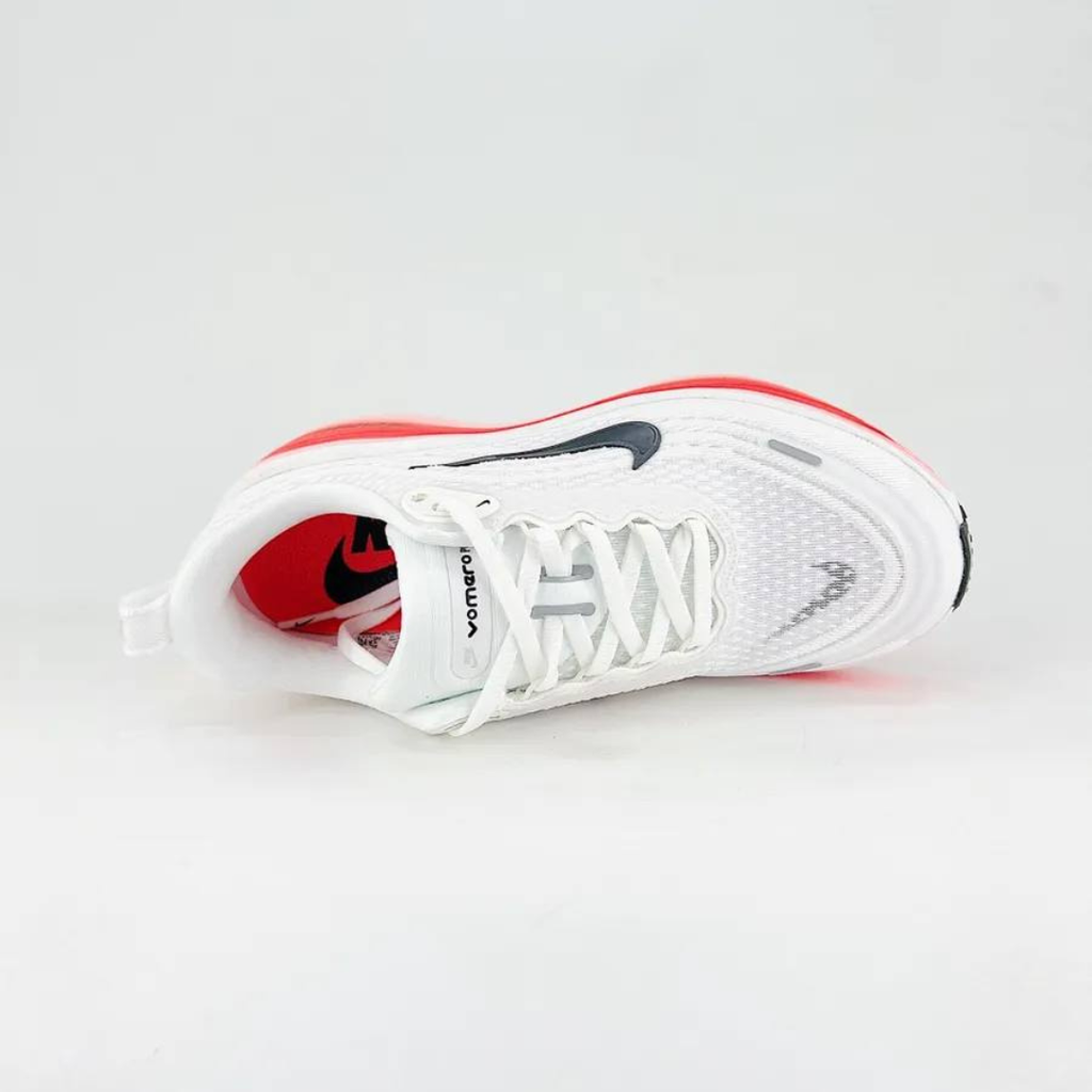 Nike Vomero Plus™ – Blanc Charge c/ Rouge Écarlate