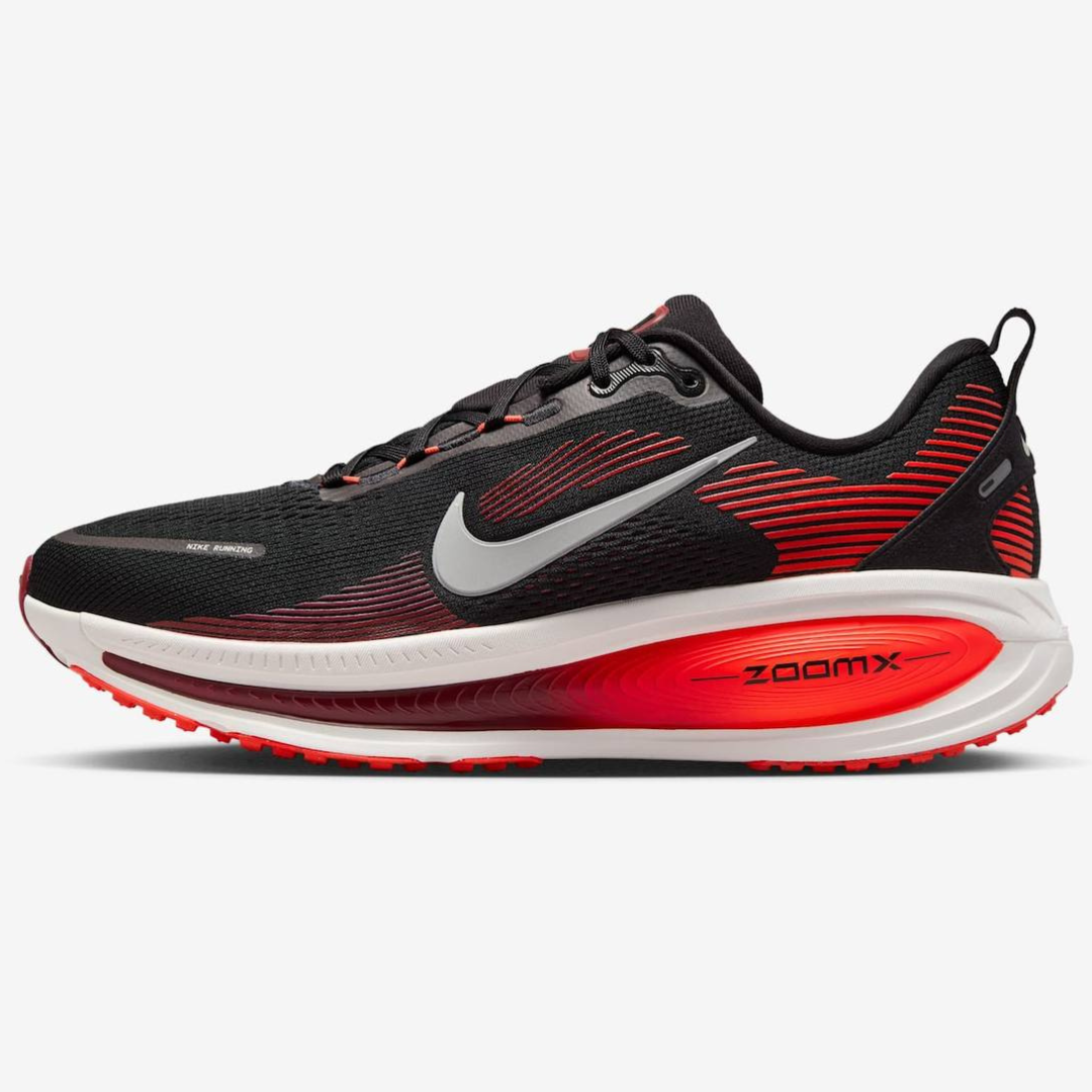 Nike Vomero 18™ – Black Shadow/Crimson Rush