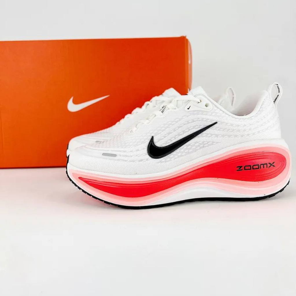 Nike Vomero Plus™ – Blanc Charge c/ Rouge Écarlate