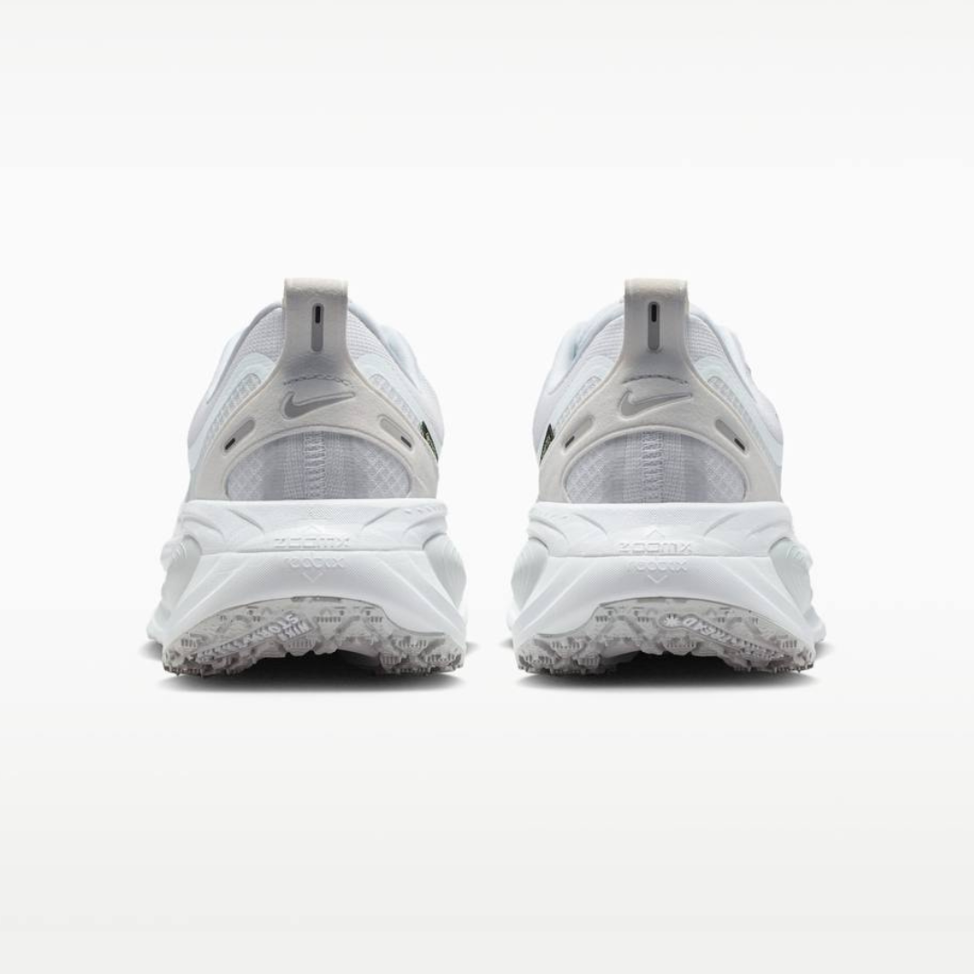 Nike Vomero 18™ – White Glow avec Metallic Grey