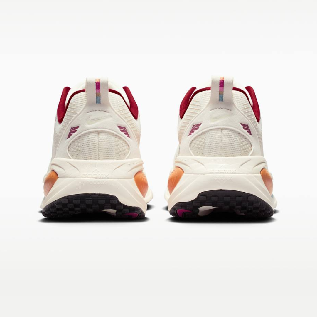 Nike Vomero 18™ – Blanc Luminescent/Rouge Bordeaux Cramoisi