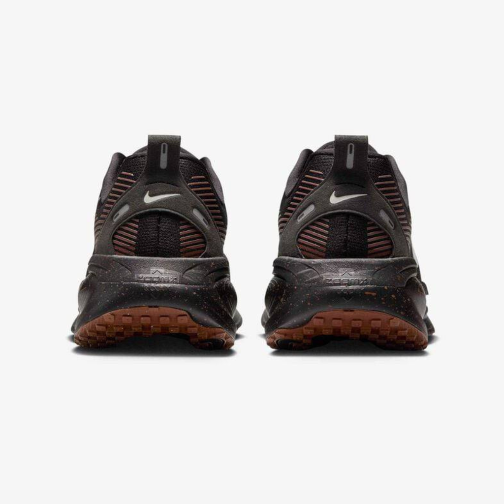 Nike Vomero 18™ – Noir Shadow avec Terre Marron