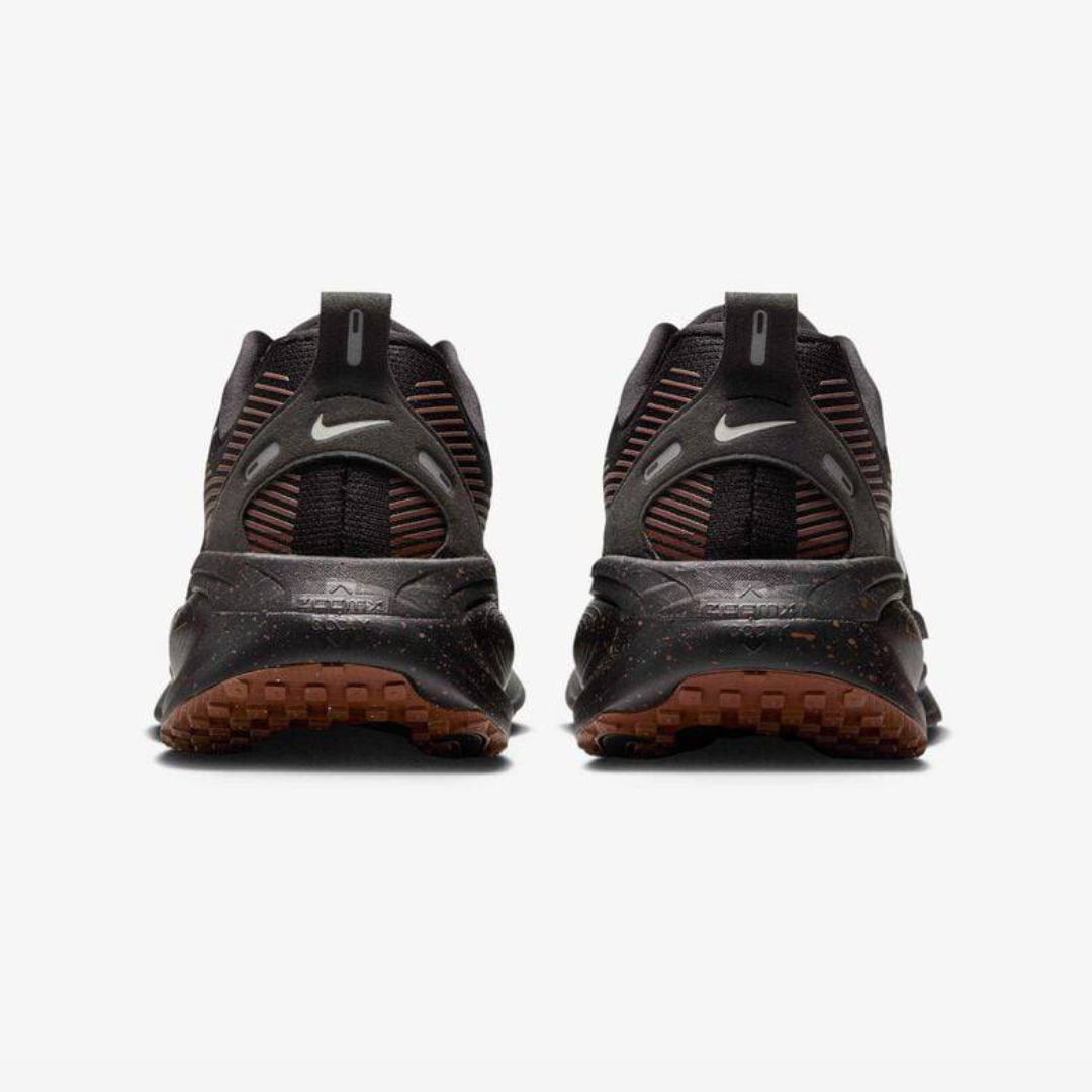Nike Vomero 18™ – Noir Shadow avec Terre Marron