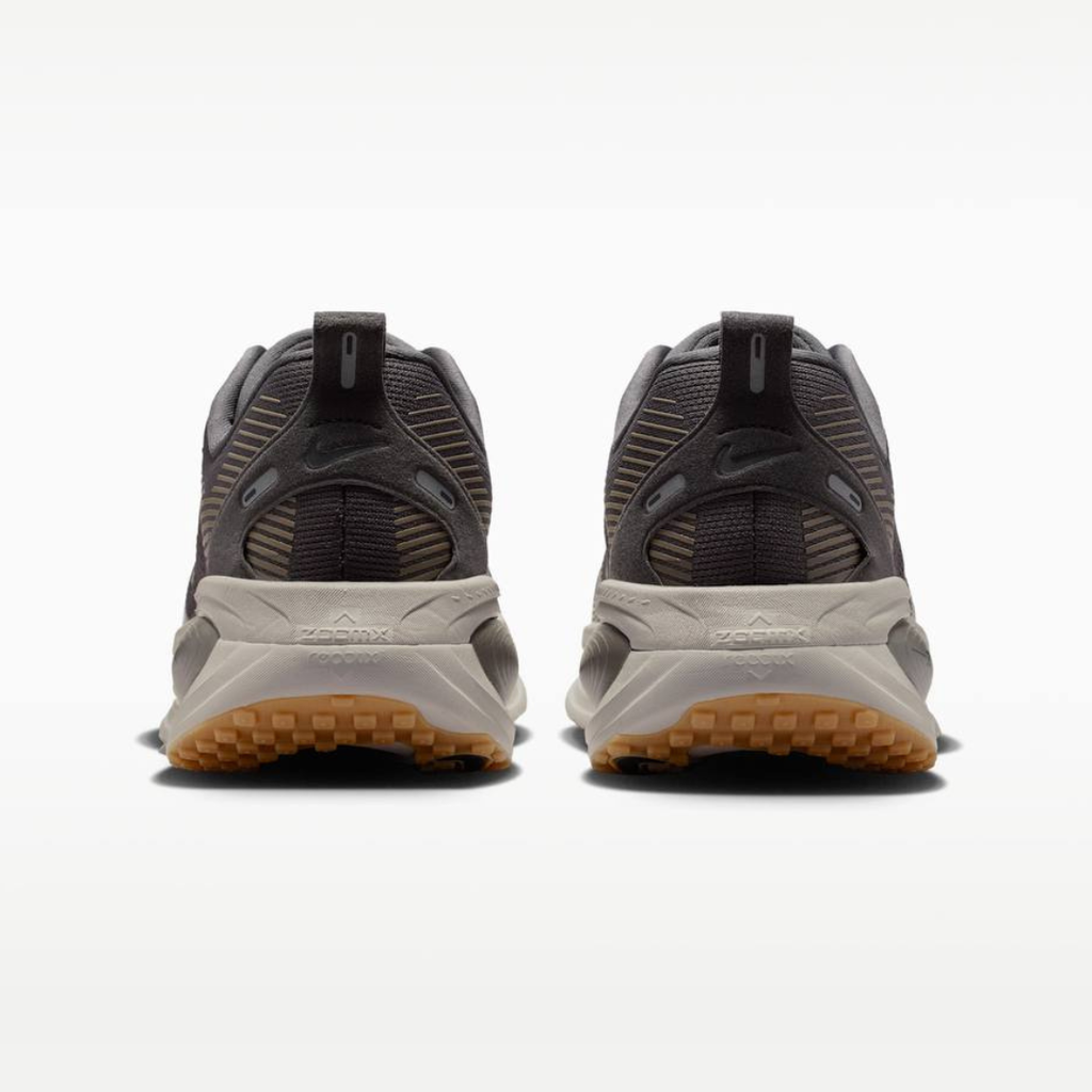 Nike Vomero 18™ – Dark Steel/Desert Sand