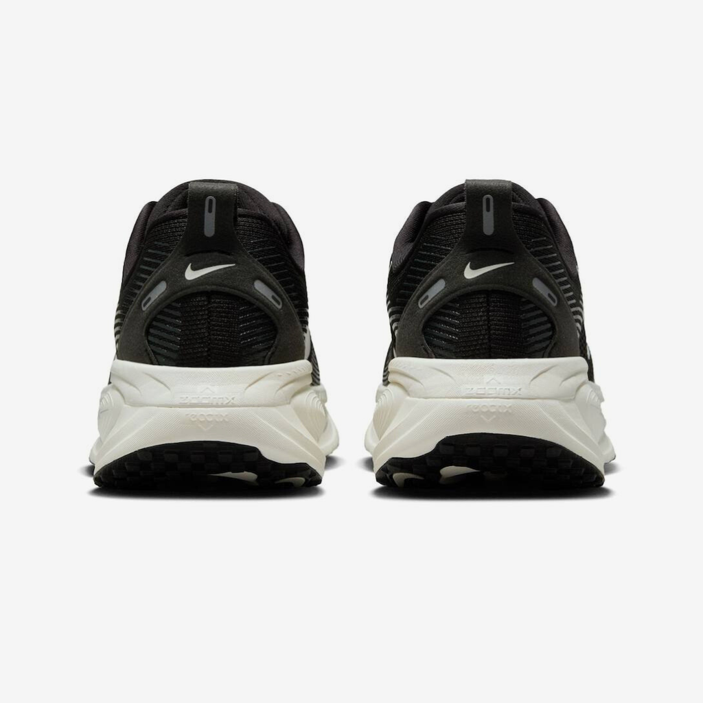 Nike Vomero 18™ – Black Shadow avec White Cloud
