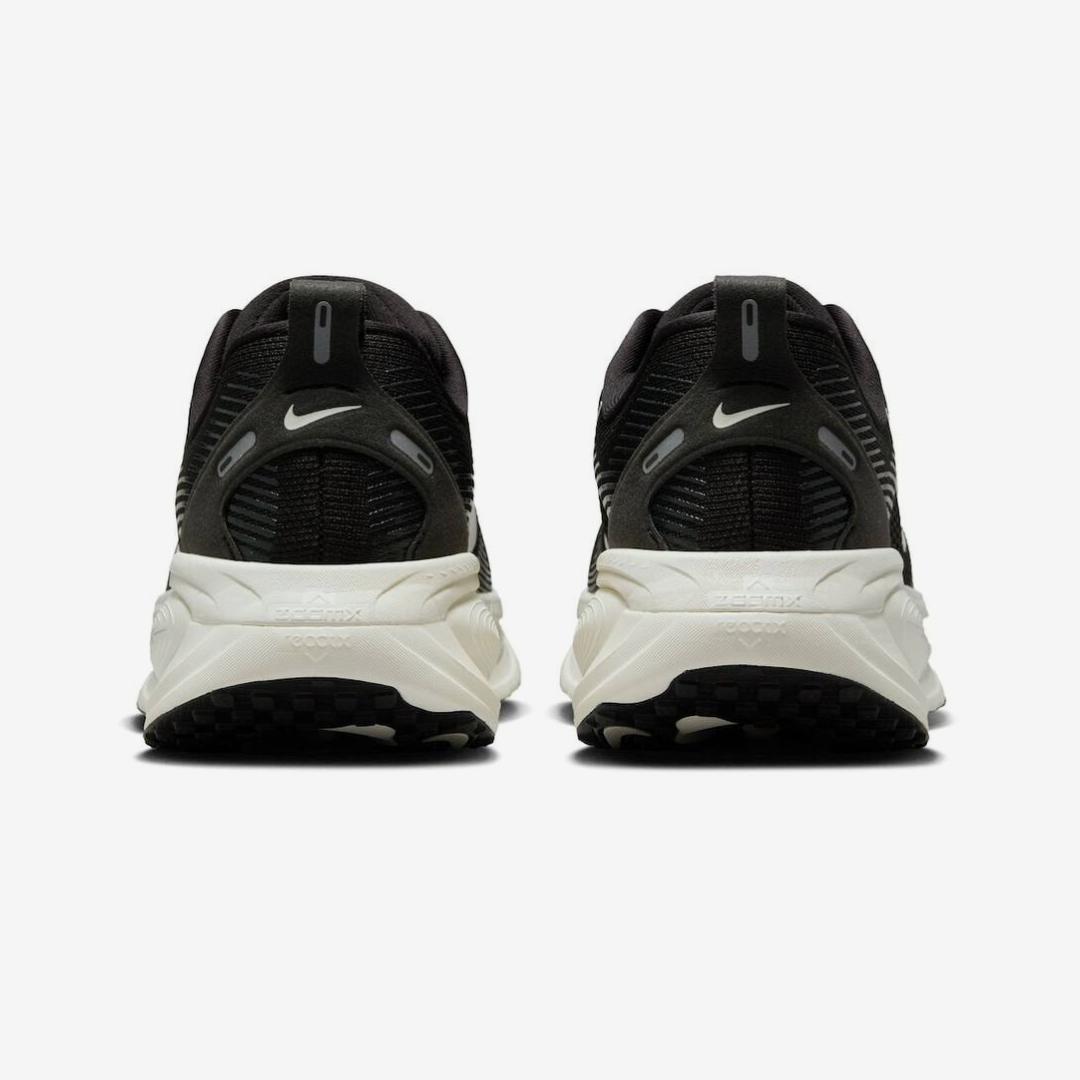 Nike Vomero 18™ – Black Shadow avec White Cloud
