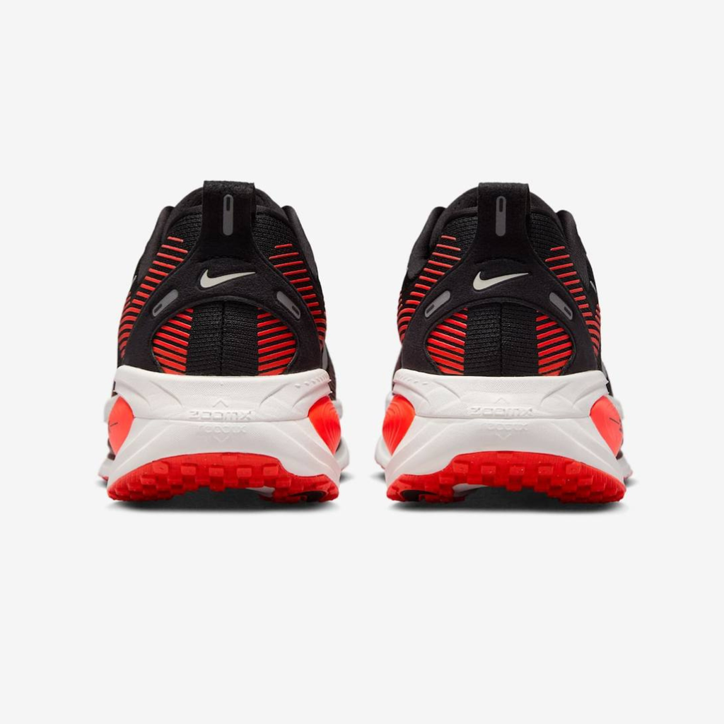 Nike Vomero 18™ – Black Shadow/Crimson Rush