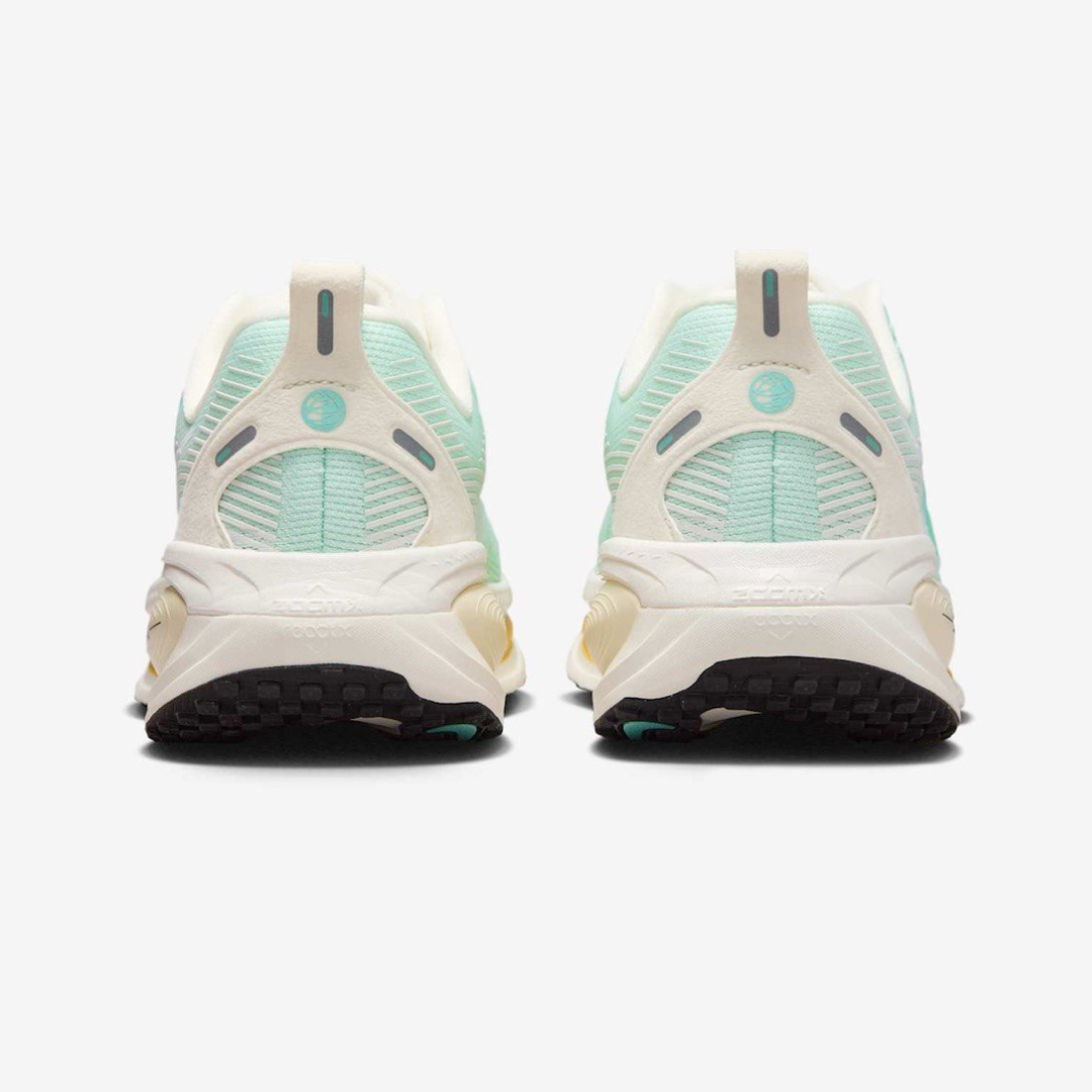 Nike Vomero 18™ – Flash Aqua avec Desert Sand