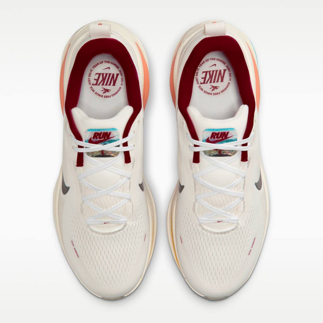 Nike Vomero 18™ – Blanc Luminescent/Rouge Bordeaux Cramoisi