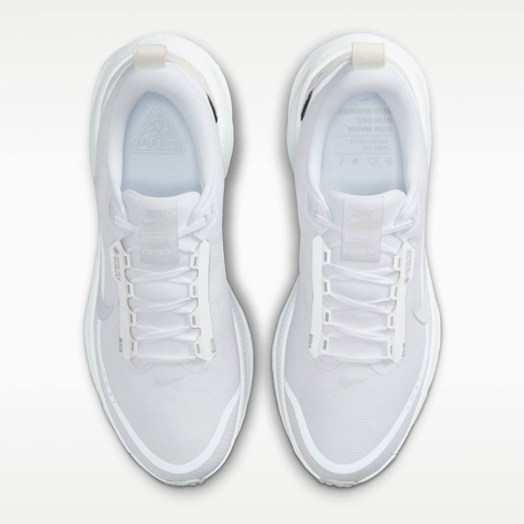 Nike Vomero 18™ – White Glow avec Metallic Grey