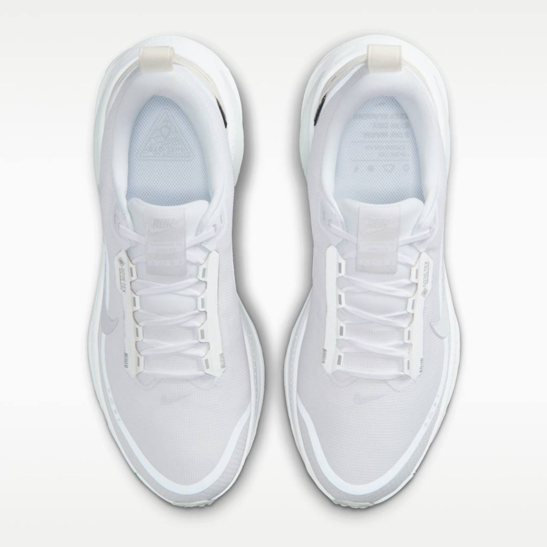 Nike Vomero 18™ – White Glow avec Metallic Grey
