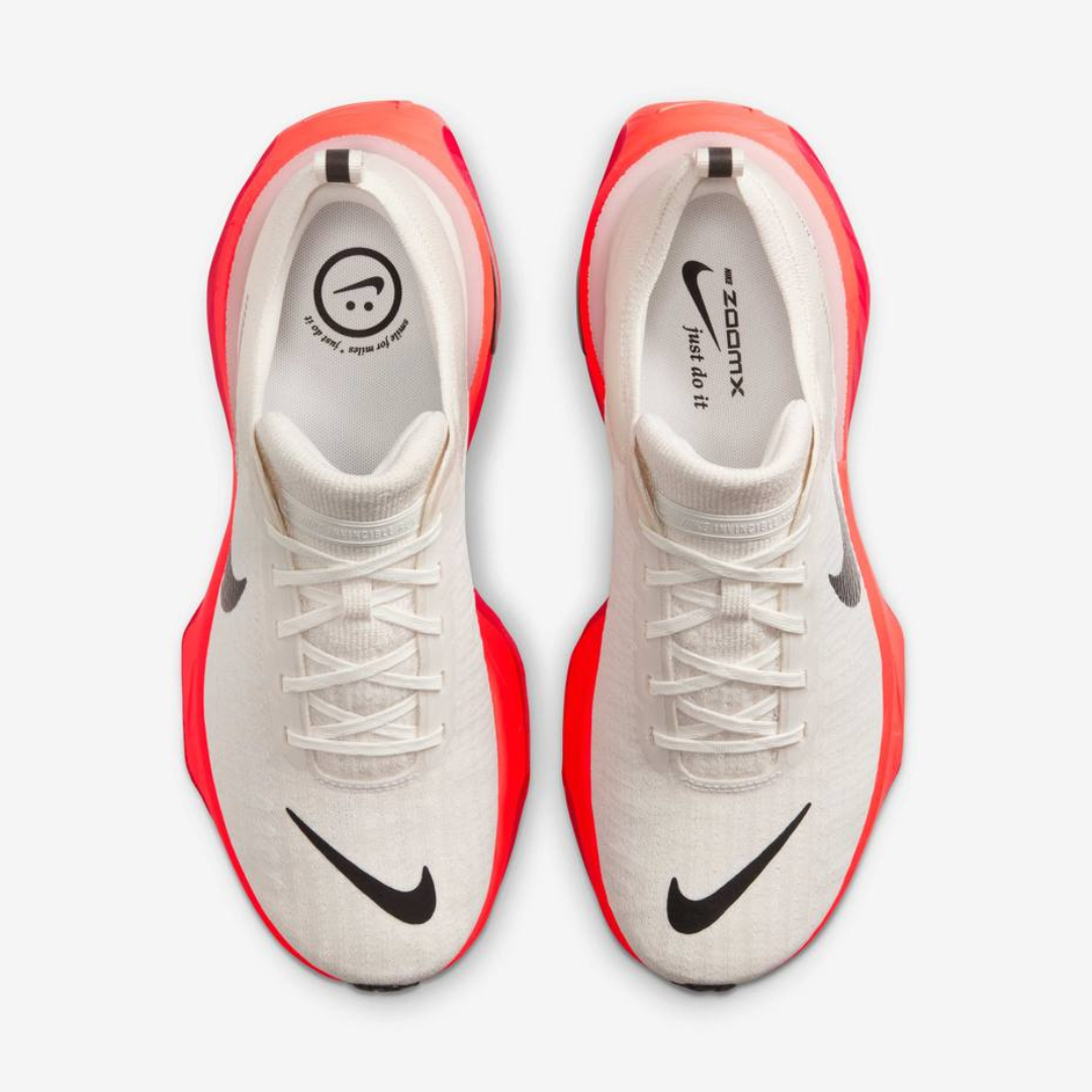 Nike ZoomX Invincible Run 3™ – Blanc Charge avec Cramoisi Néon