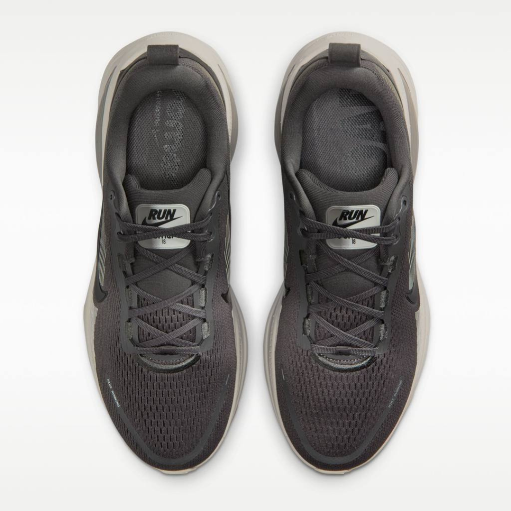 Nike Vomero 18™ – Dark Steel/Desert Sand