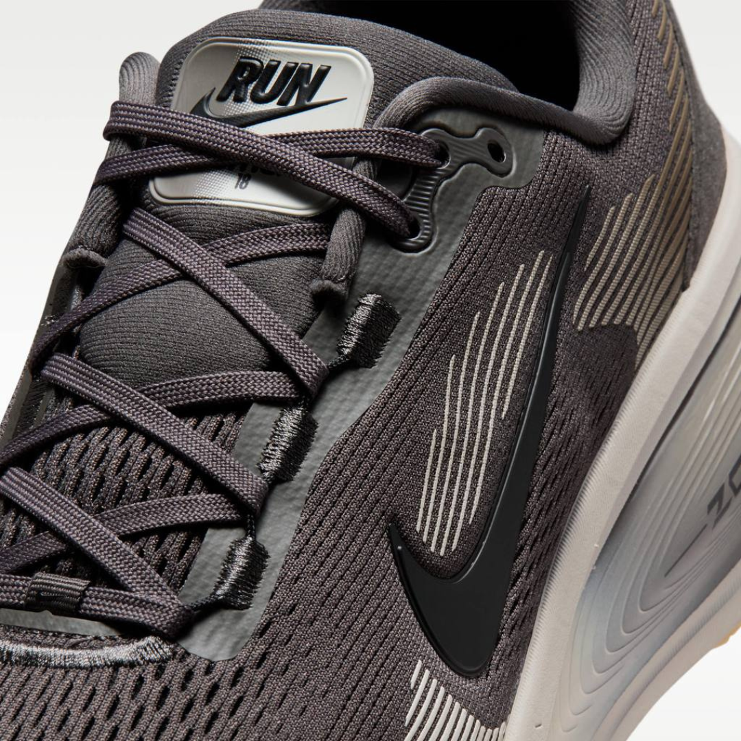 Nike Vomero 18™ – Dark Steel/Desert Sand