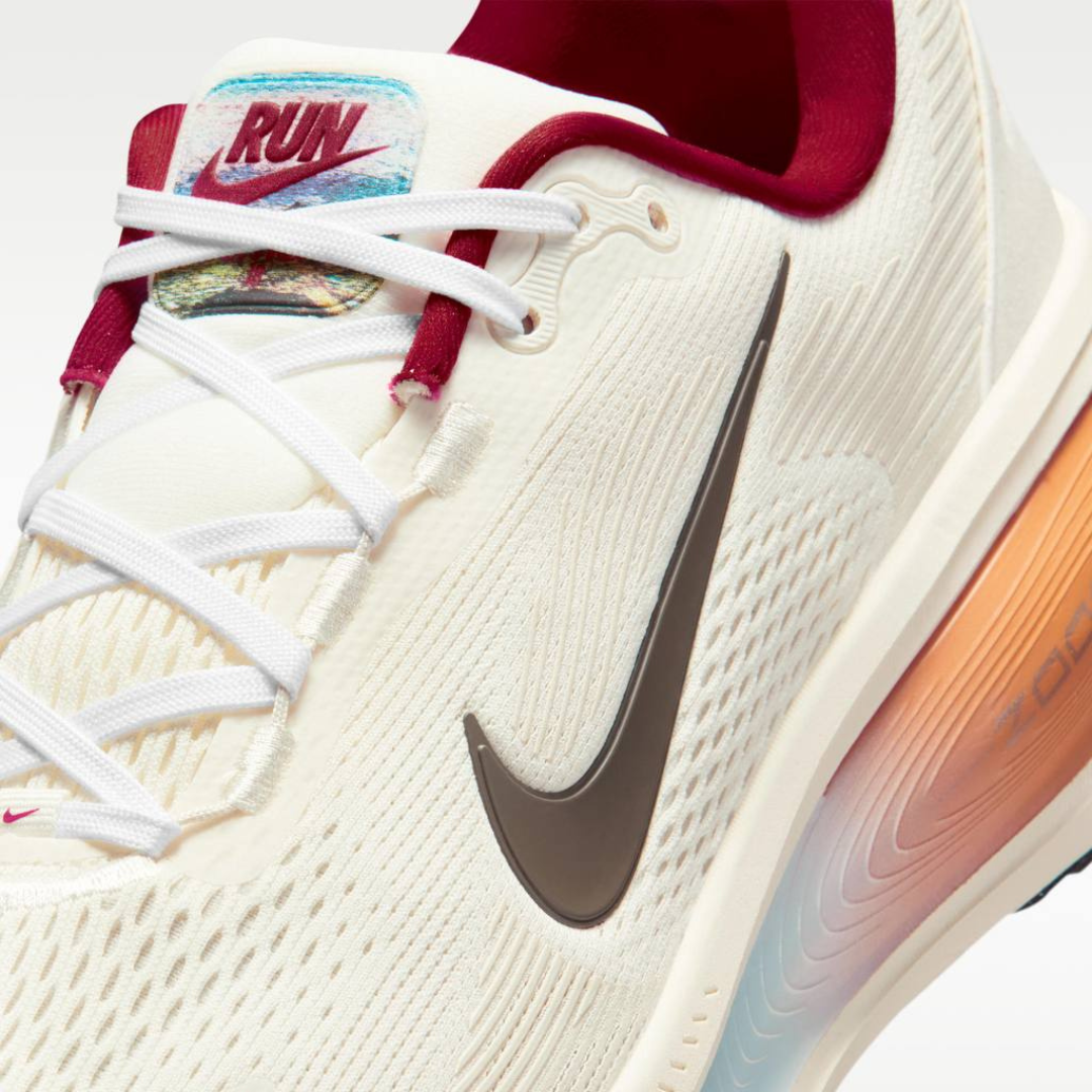 Nike Vomero 18™ – Blanc Luminescent/Rouge Bordeaux Cramoisi