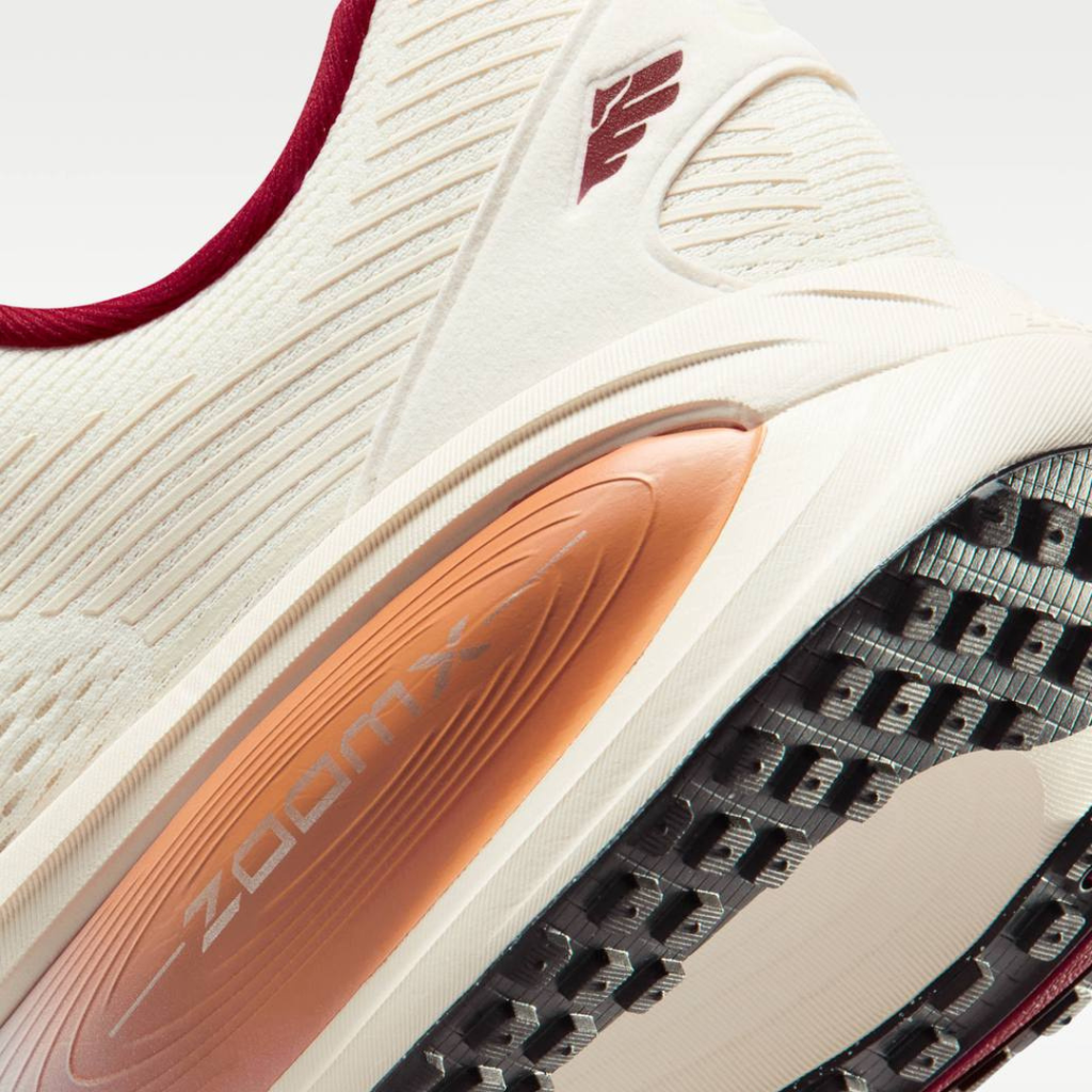 Nike Vomero 18™ – Blanc Luminescent/Rouge Bordeaux Cramoisi
