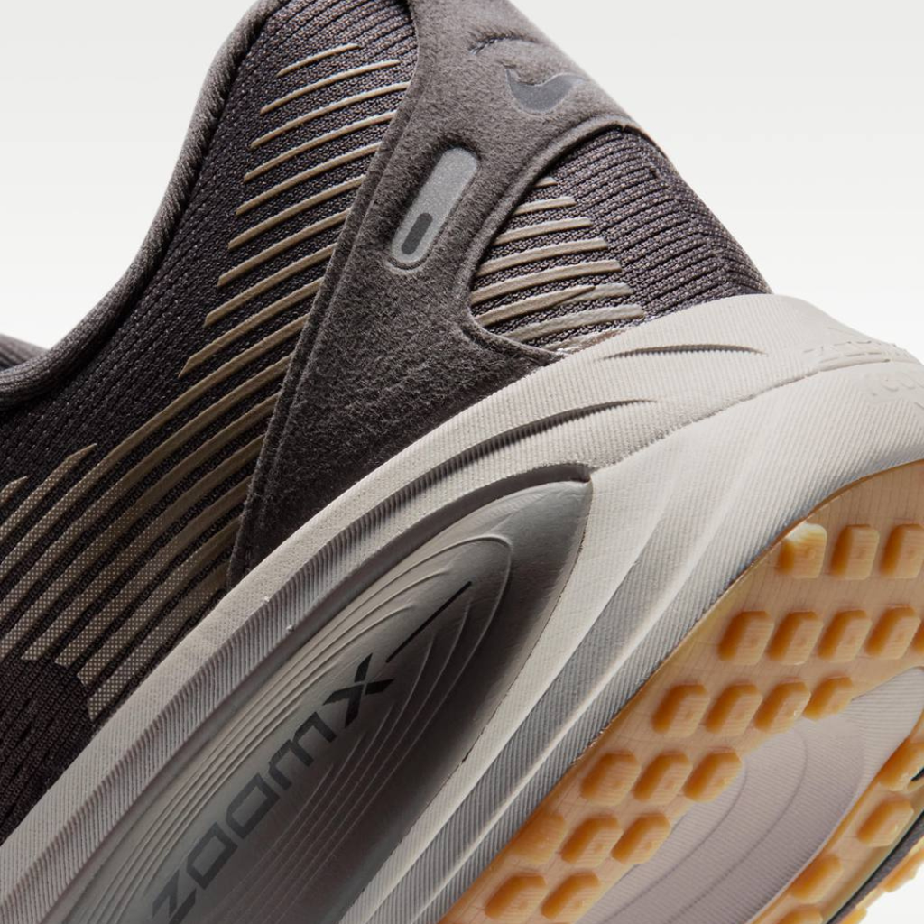Nike Vomero 18™ – Dark Steel/Desert Sand