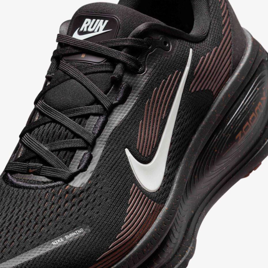 Nike Vomero 18™ – Noir Shadow avec Terre Marron