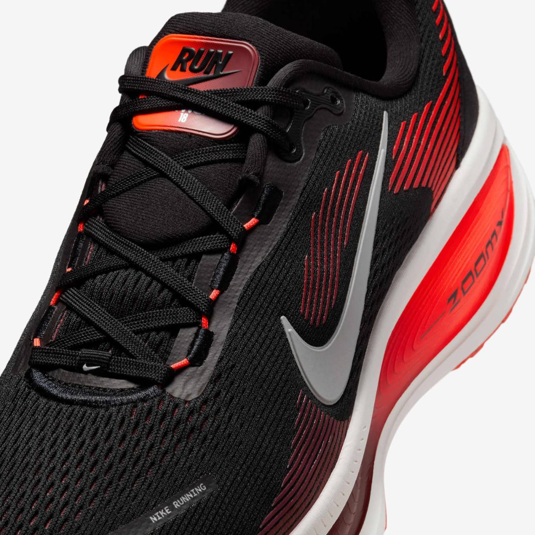 Nike Vomero 18™ – Black Shadow/Crimson Rush